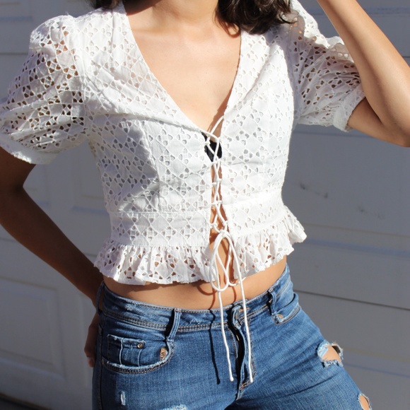 🚨END OF SUMMER SALE// White Crop Top - Picture 2 of 4